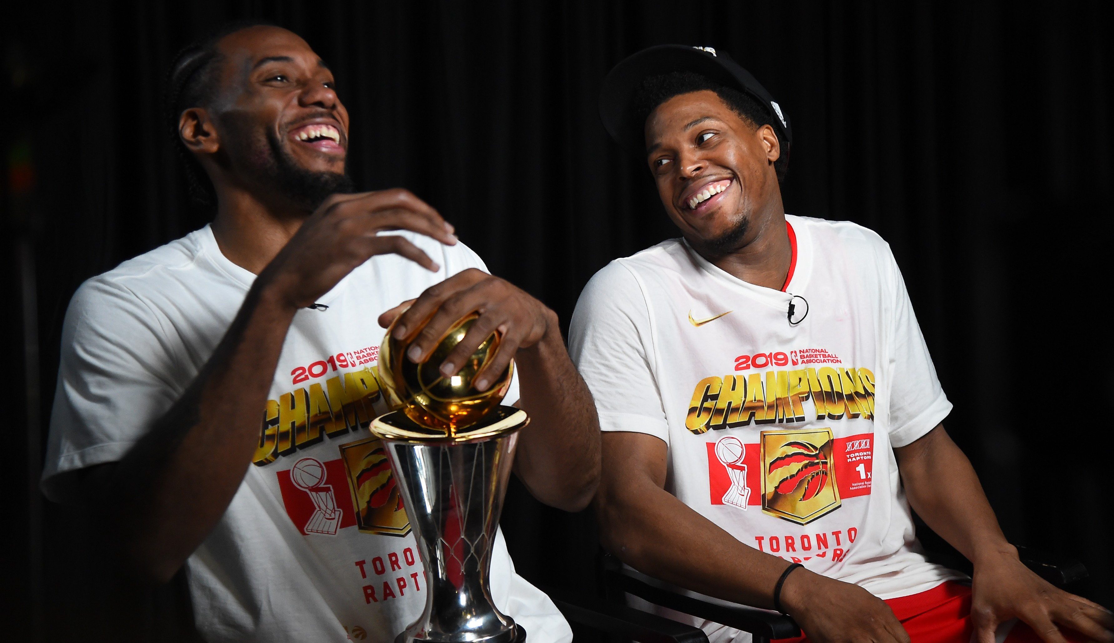 Leonard y Lowry con el trofeo de campeones de la NBA (@Raptors)